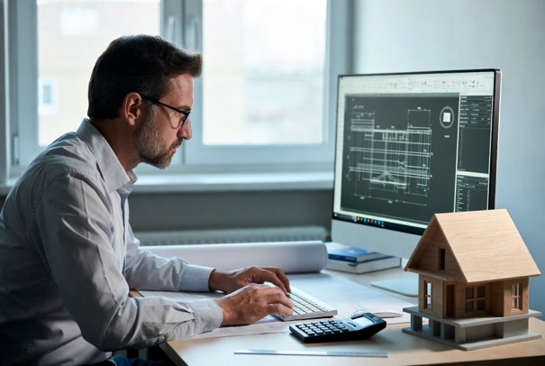 Ingénieur réalisant les calculs d’une étude de structure sur logiciel
