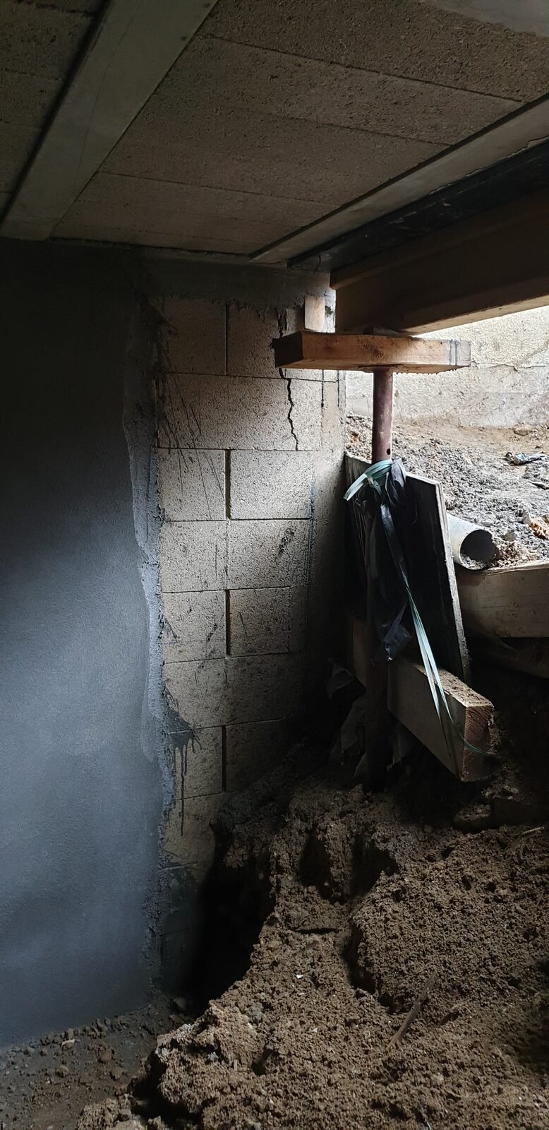 Amorce d écrasement du mur au droit de la porte de garage avec étai de sécurité