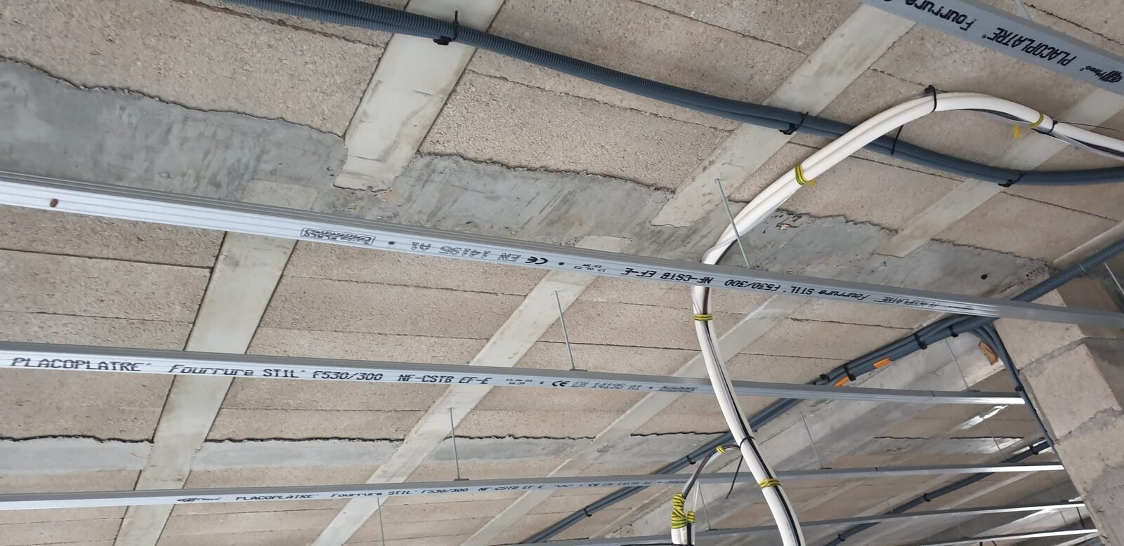 Plancher poutrelle-hourdis avec poutrelles discontinues reprises sur une bande noyée sous-dimensionnée