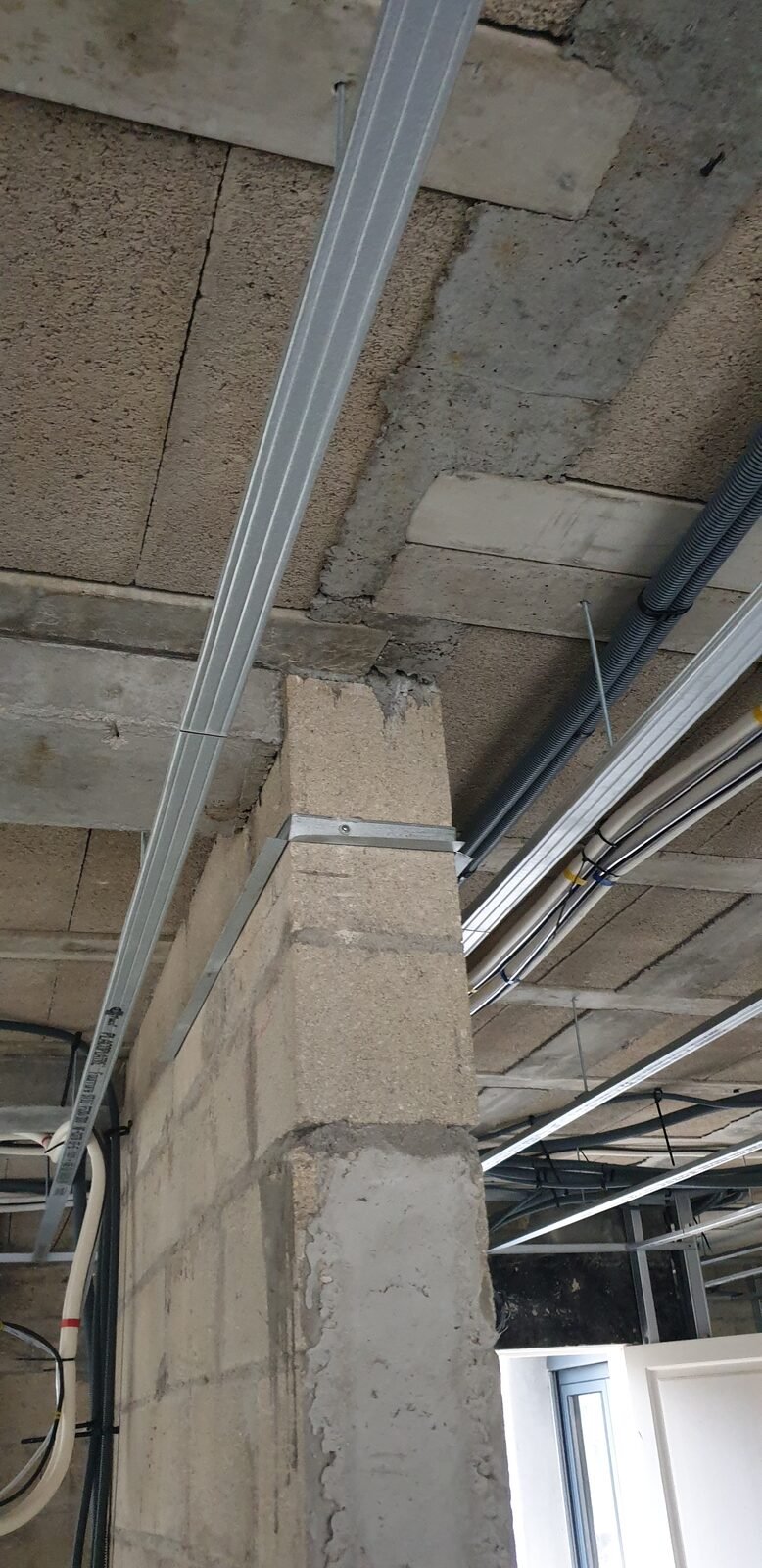 Poutre béton armé sans appui franc